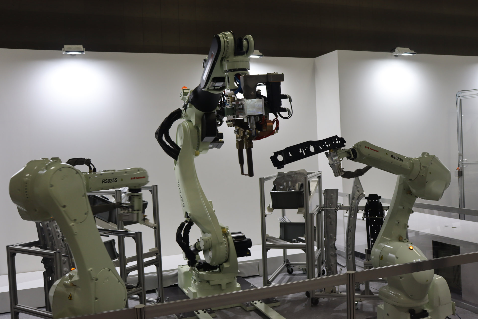 治具ロボットが変種変量生産に対応、企業またぐロボット 