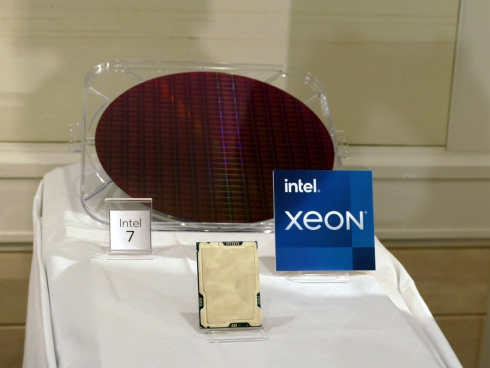 Intel 7で製造した「第5世代 Xeon SP」のシリコンウエハーとパッケージ