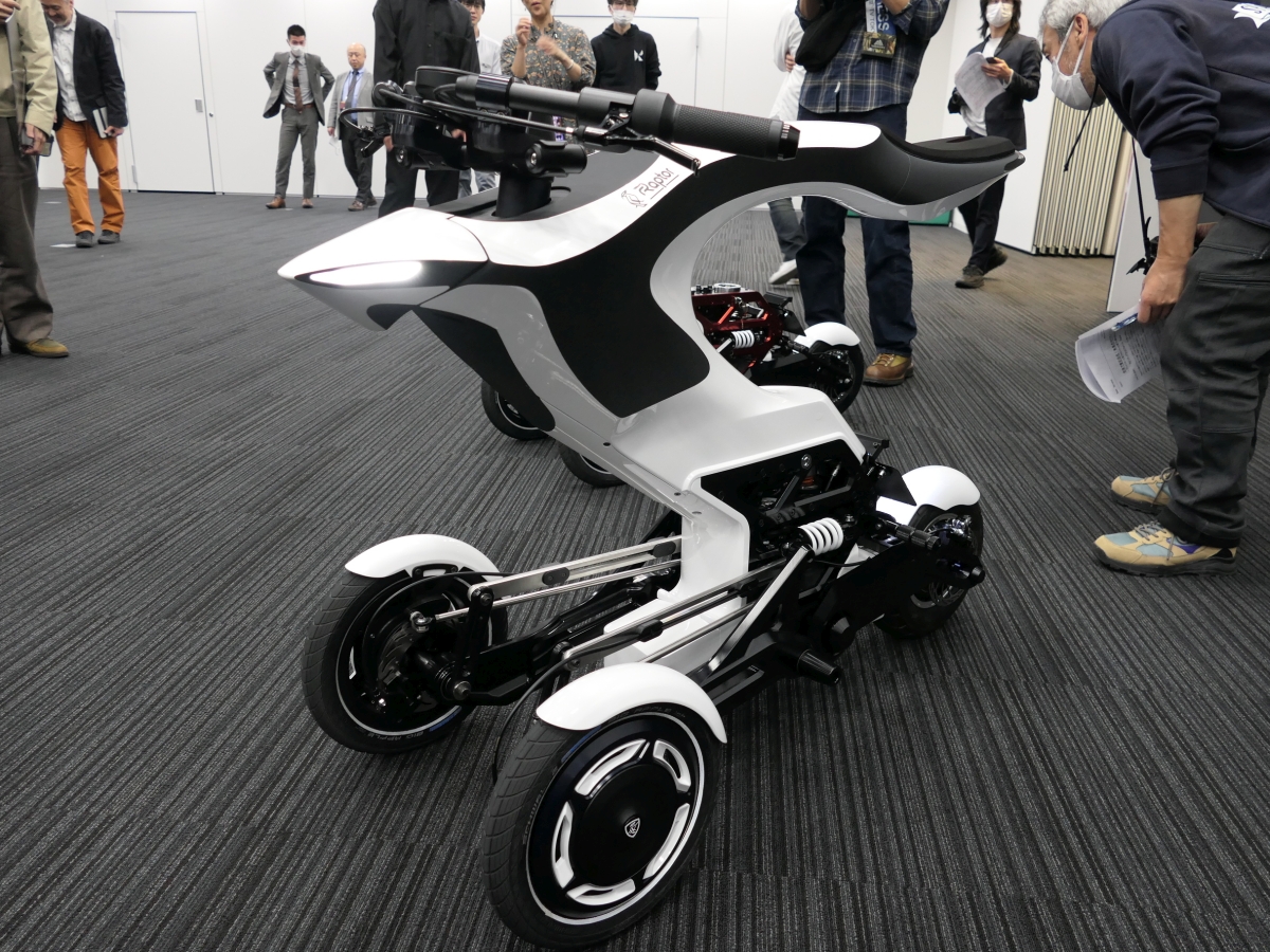 合体！変身！そして変形!? 新開発モビリティ「Raptor」が乗り物の概念