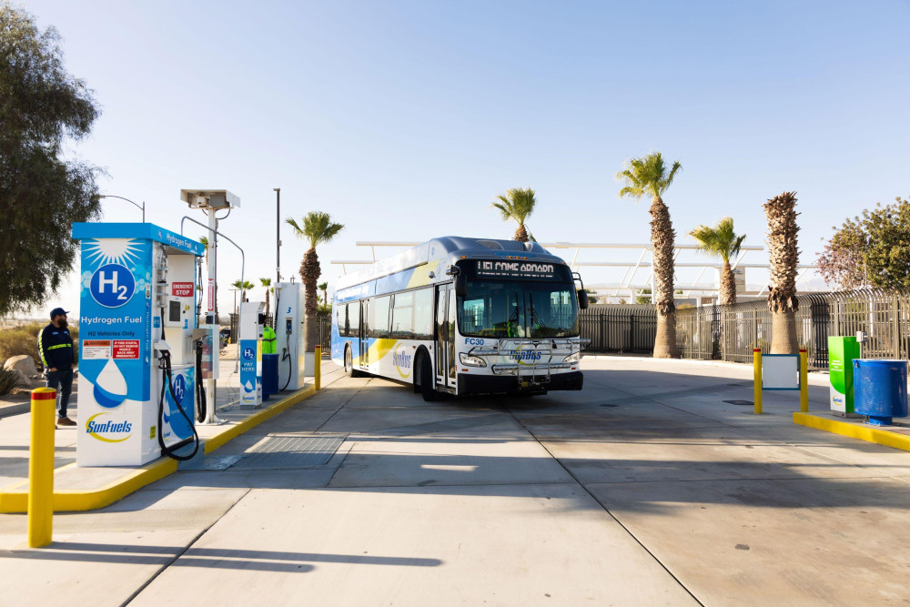 米国のバス会社向けに液化水素ステーションが完成：脱炭素 - MONOist