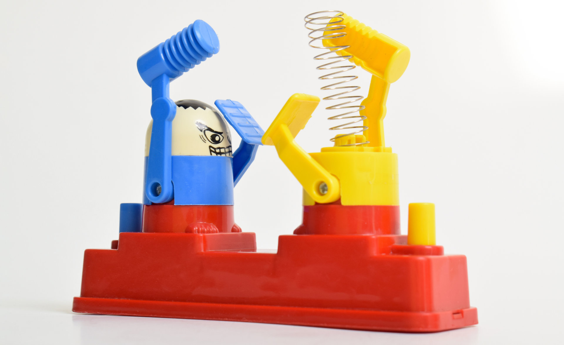 ピコピコたたいて相手の頭を吹っ飛ばす「ハンマーバトルゲーム」の
