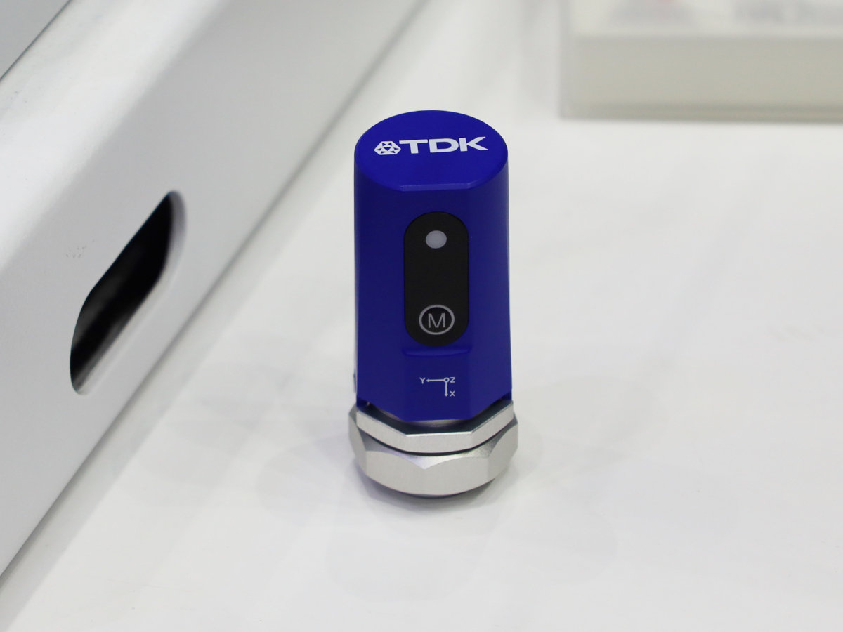 予防保全を限りなく自動化へ、TDKがセンサーからAI分析までを一括で