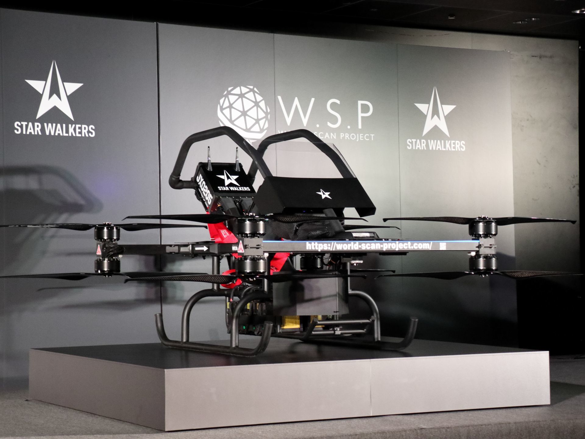 Walkerというパソコン型の乗り物です。特殊なセンシング技術の乗り物です。 Walkerというパソコン型の乗り物です。特殊なセンシング技術の乗り物