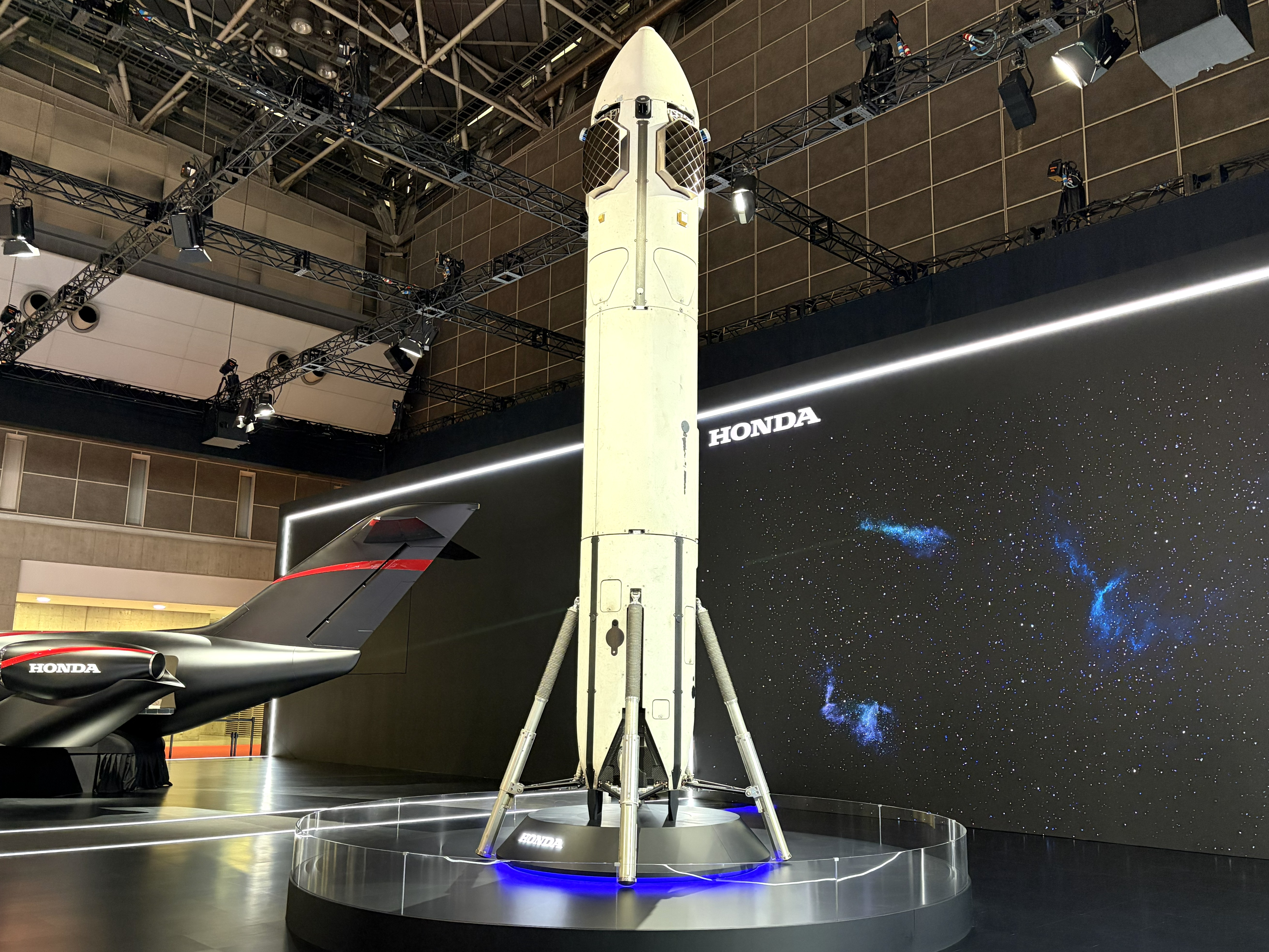 ホンダは宇宙へ、離着陸実験成功の「サステナブルロケット」実機を披露