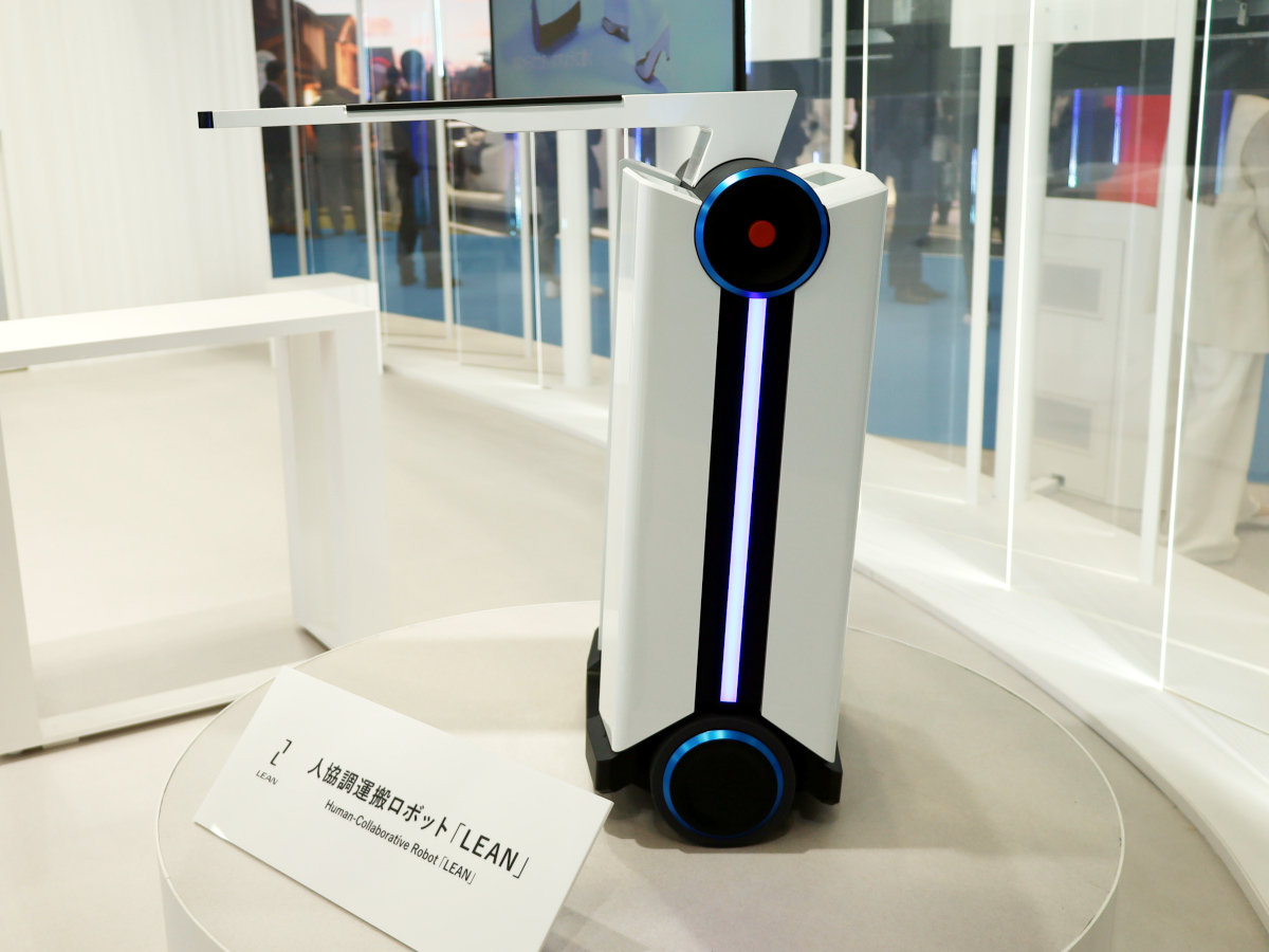 倒れそうだからいい」豊田自動織機が2輪走行の人協調運搬ロボット出展