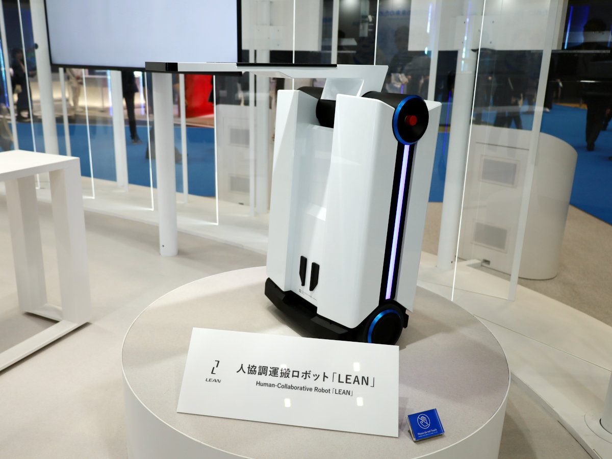 倒れそうだからいい」豊田自動織機が2輪走行の人協調運搬ロボット出展