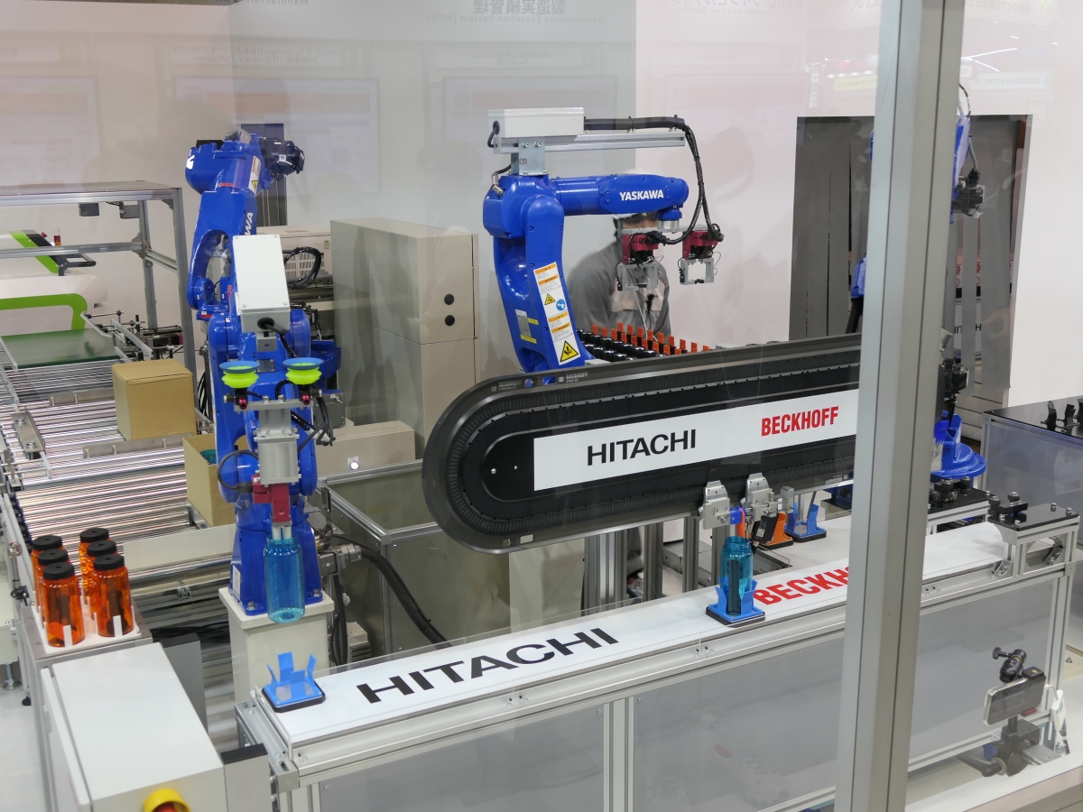 日立がロボットSIerの実力を全開、産業向け「HMAX」第1弾も組み合わせ