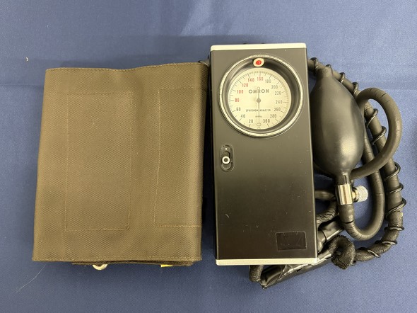  1973�N�ɔ������ꂽ�I���������̓d�q�����v�u�}�m���[�^���蓮�����v�iHEM-1�j�v