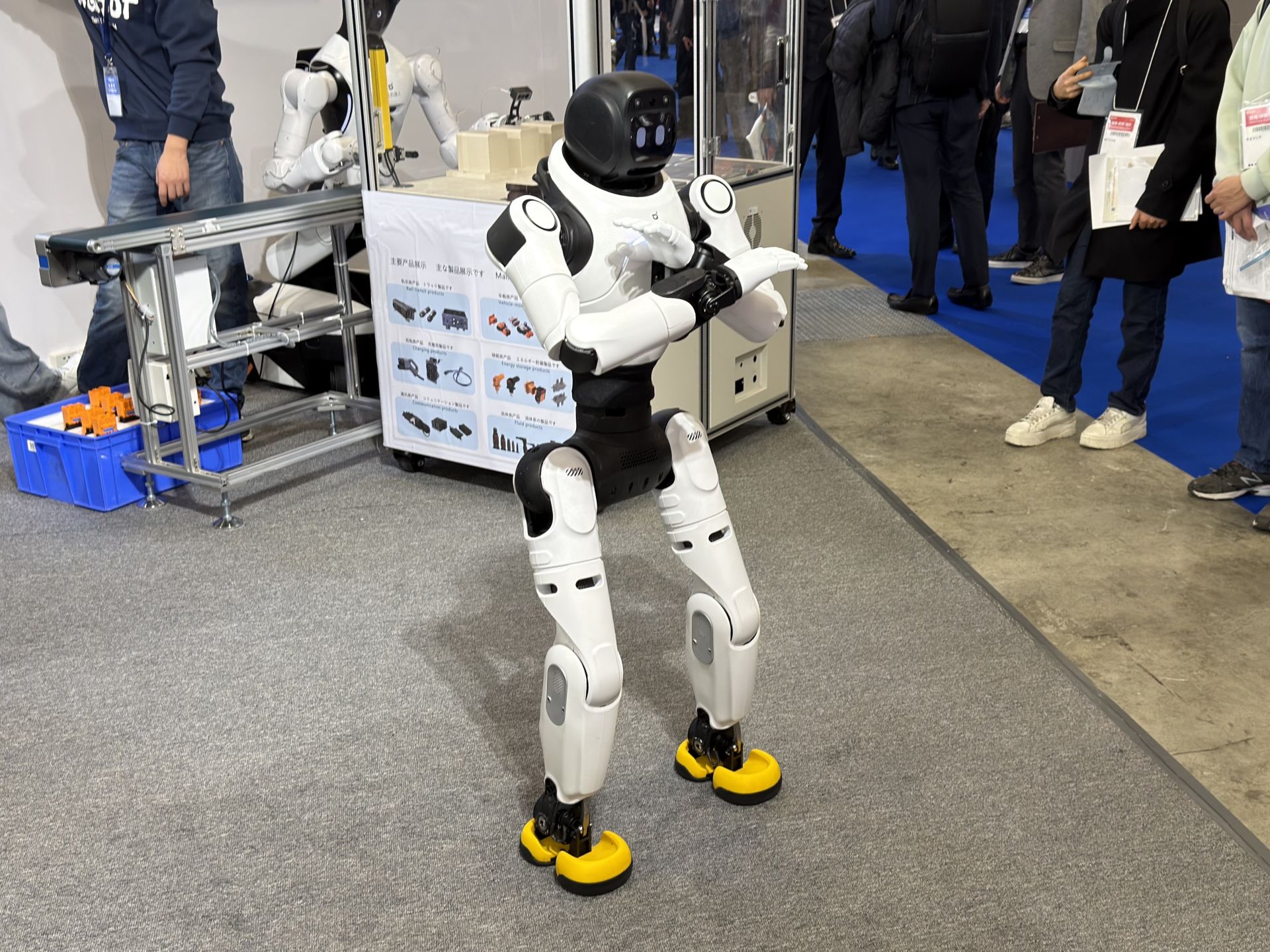 AGIBOTが日本市場に新規参入を発表 ヒューマノイドによるノリノリ