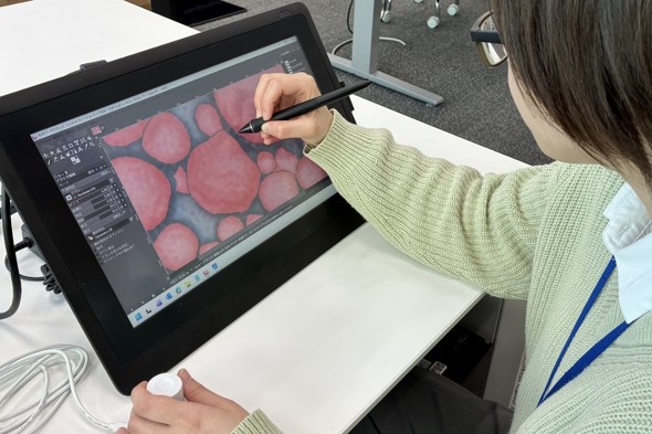 �y���^�u���b�g��p���ċ��t�f�[�^���쐬���Ă���l�q