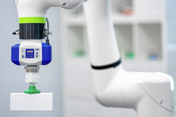 �z���c���̗�F���֐߃��{�b�g�̐�[�Ɏ��t����ꂽ�z���n���h���g���Ď�����c�����Ă���