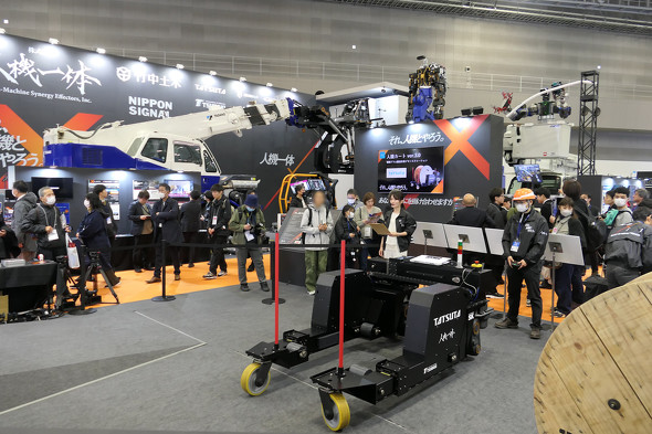 10�ЂƂ̘A�g���������l�@��̃u�[�X