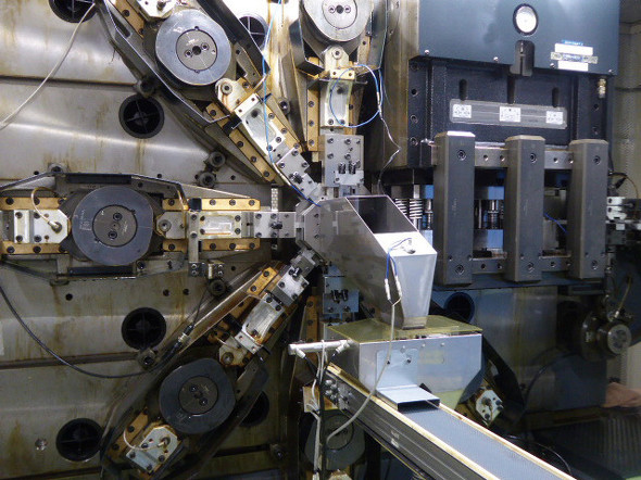 ���G�Ȍ`��̋������i�𐬌`����}���`�t�H�[�~���O�@