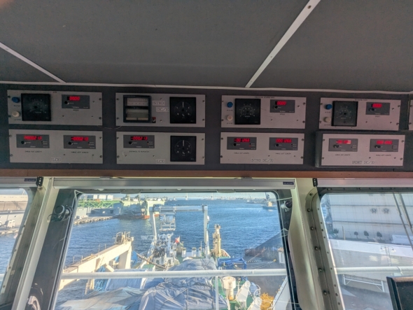 �D���ɐ݂������^�V�[�u�AV�^�V�[�u����ĊC���ɕ~�ݒ��̃P�[�u���̏�Ԃ�c������