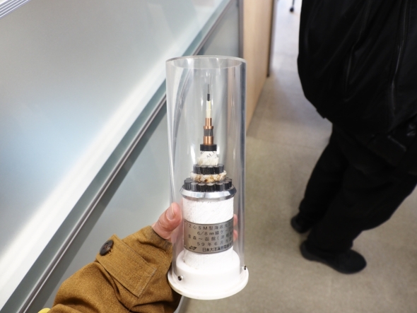 ��ԏ�Ɍ�����g�ׂ��h���P�[�u������邽�߁A���̉��ɂ����d���̖h����{���Ă���