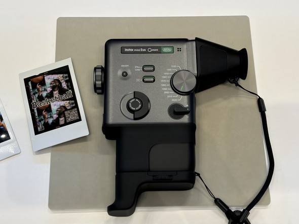  �V���i�́uinstax mini Evo Cinema�v