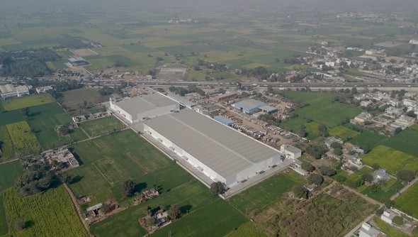  ��󂩂�̊O�ρB���׏��ʐς͖�2��4900m<sup>2</sup>�ɋy��