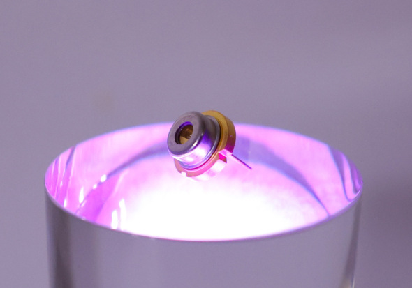 �u���o�� 1.0W ���O�i379nm�j�����̃��[�U�v�̊O��