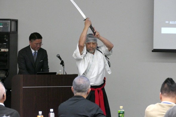 ����O���ނ�̓����N�N���ɂ�鉉��