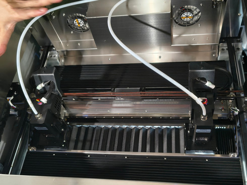 �Ɨ��^�f���A���G�N�X�g���[�_�[�i�㕔�J�o�[�̒�����`������ԁj