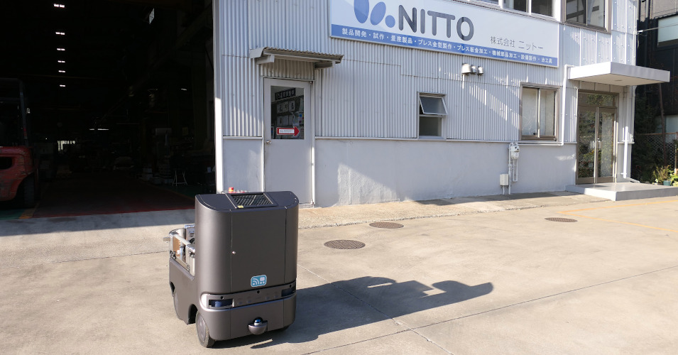 ミニ軽トラのように使える」低速配送ロボットが工場間を自動搬送：無人