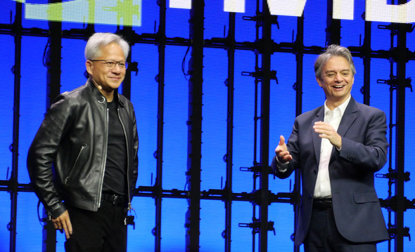�u3DEXPERIENCE World 2026�v�̃X�e�[�W��őΒk����NVIDIA �n�Ǝ� �� CEO�̃W�F���X���E�t�A�����i���j�ƃ_�b�\�[�E�V�X�e���Y CEO�̃p�X�J���E�_���Y���i�E�j
