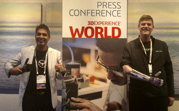 �ʐ^������APSYONIC �n�Ǝ� �� CEO�̃A�f�B�[���E�A�N�^�����ƁA���� �N���G�C�e�B�u�}�[�P�e�B���O�S���ŁAAbility Hand�̃��[�U�[�ł�����f�[���E�f�B�}�V��