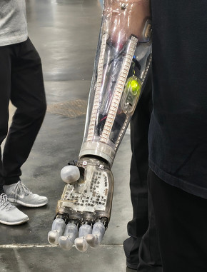 �f�B�}�V�������ۂɑ������Ă���Ability Hand�́A�X�P���g���d�l�Ŋe��Z���V���O�̗l�q��LED�ɂ���������Ă���