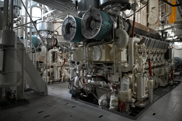 �@�֎��ɐݒu���ꂽ2��̐��f���ăf�B�[�[���G���W���u12DZD H2�v