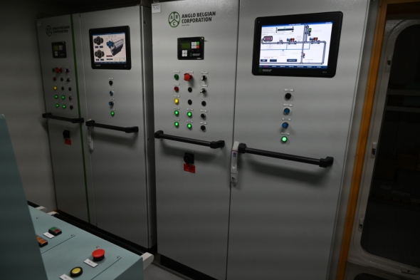 �@�֐��䎺�ɂ�2�@�́u12DZD H2�v���ꂼ��̐��f�G���W������Ղ�p�ӂ��Ă���