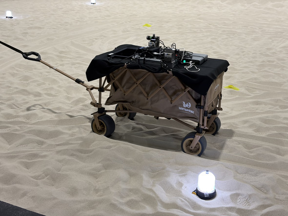 ���[�o�[�ɂ̓J�����A�R���s���[�^�Ȃǂ𓋍ڂ��Ă���