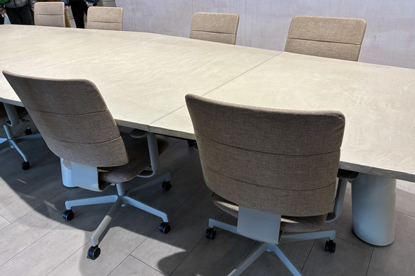 ���ۂɃt���A�ɕ��ׂ�ꂽ�uSHIGA�v�B�]���̃I�t�B�X�`�F�A�ɂ����������������@����Ă���