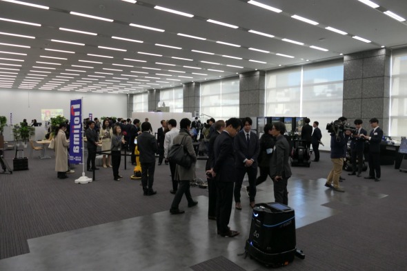 200�؂̍L��������uMIRAI ROBO SQUARE�v