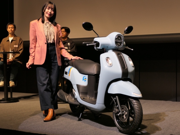 ���}�n�����@�̌��t���X�N�[�^�[�̐V���i�uFazzio�v