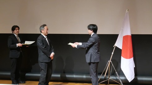 ���{��\�I�茈��ʒm�����^���̗l�q�i�ʐ^�E�F�a�򎁁j