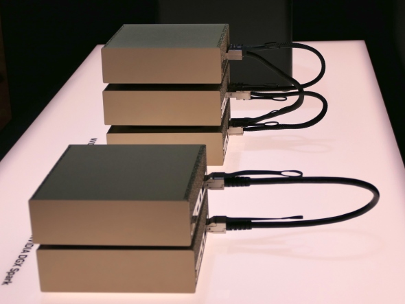 �uDGX Spark�v��3��A���i�����j��2��A���i��O���j�̃P�[�u���ڑ��̗l�q