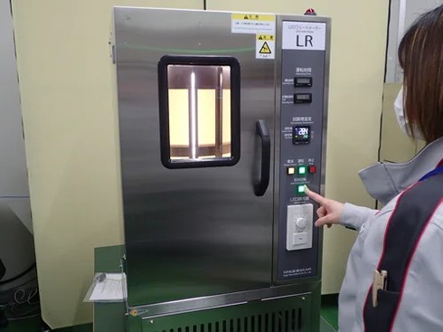 ���FLED�ό��򉻎����̗l�q