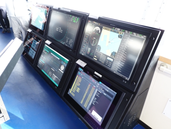 �������D�R���\�[�����ʂɔz�u���ꂽ6�ʂ̑�^�f�B�X�v���C