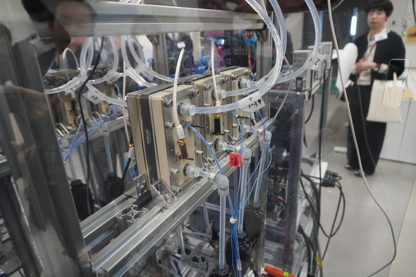 LiSMIC�Z���ɔz�u���ꂽ�Z���~�b�N�X���̃��j�b�g