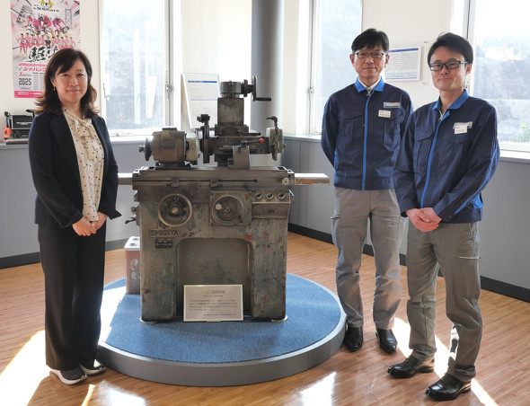 �ʐ^��������{HP�̎�{���A�V�M�����@���쏊�̏��{���A���J���B�ʐ^������1955�N�ɊJ�����ꂽ�u���\�H���Ձv�̏������f��