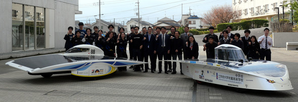 �I�[�g�f�X�N�ƍH�w�@��w�́A�H�w�@��w �����q�L�����p�X�ŃX�}�[�g�t�@�N�g���[����Ɋւ���v���X�c�A�[���J�Â��A�H�w�@��w�\�[���[�`�[���̎��g�݂Ȃǂ��Љ���i�摜�͊֌W�҂̏W���ʐ^�j