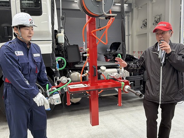 �o���A�X�c�[���n���K�[�͓V��̃��[������艺�����Ă���