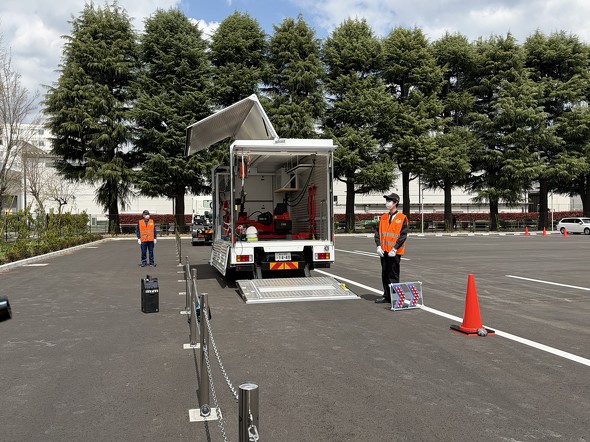 �������H�̑��s�Ԑ��ƘH���Ɍ����Ă����C�X�y�[�X