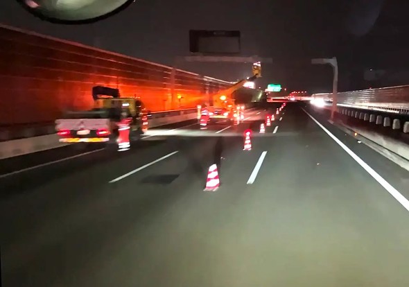 ���H�H���ɂ��Ԑ��������ꂽ�ۂɎԐ��ύX����l�q