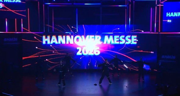 �I�[�v�j���O�Z�����j�[�̗l�q