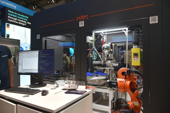 ���Ѓu�[�X�ł́A�p�C���b�g������Ƃ�1�Ђł��钆����NEV�i�V�G�l���M�[�ԁj�p���i���Y���C���Ȃǂ���|����CASMT�ɂ��A�d�C�@�B���u���[�L�iEMB�j�̑g�ݗ��ā^�e�X�g���C���̃f���@���W�����Ă����B����҂����ۂ�Eigen Engineering Agent�Ńv���O�������\���B�~���[�{�[�����Ԃ牺�����Ă���̂́AEigen Engineering Agent�����G�Ȍ��̔��ˏ����̕ω��ɂ��Ή����ē��삷�邱�Ƃ��������߂��Ƃ���