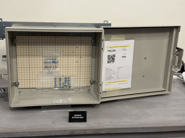 �c30�~��50cm���x�̃V�X�e���{�b�N�X���ɏW�񂷂�