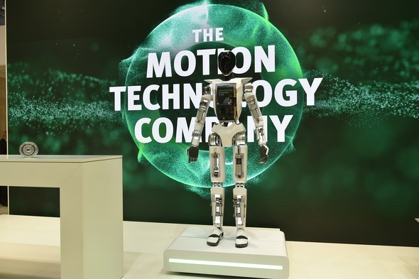 ���œW�����Ă����q���[�}�m�C�h���{�b�g�̃f���@�B�V�F�t���[�̊e�퐻�i�𓋍ڂ��Ă���