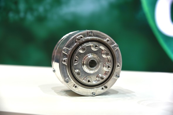 �V�F�t���[�̃A�N�`���G�[�^�[�v���b�g�t�H�[���́A�q���[�}�m�C�h�����ɓ������Đ݌v���ꂽ���̂��B�q���[�}�m�C�h�̌��A�I�A�G�Ƃ�������v�Ȋ֐߂ɂ����ĉ�]�^���������x�����o�͂Ŏ������郍�[�^���[�A�N�`���G�[�^�[���܂�