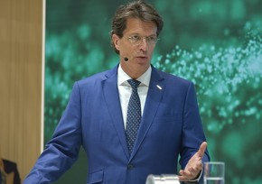 �V�F�t���[ CEO�̃N���E�X�E���[�[���t�F���h��